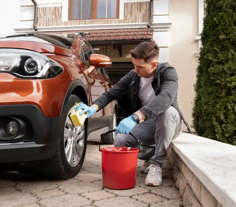 Lavage auto à domicile Neussargues en Pinatelle : professionnel intervenant sur un véhicule